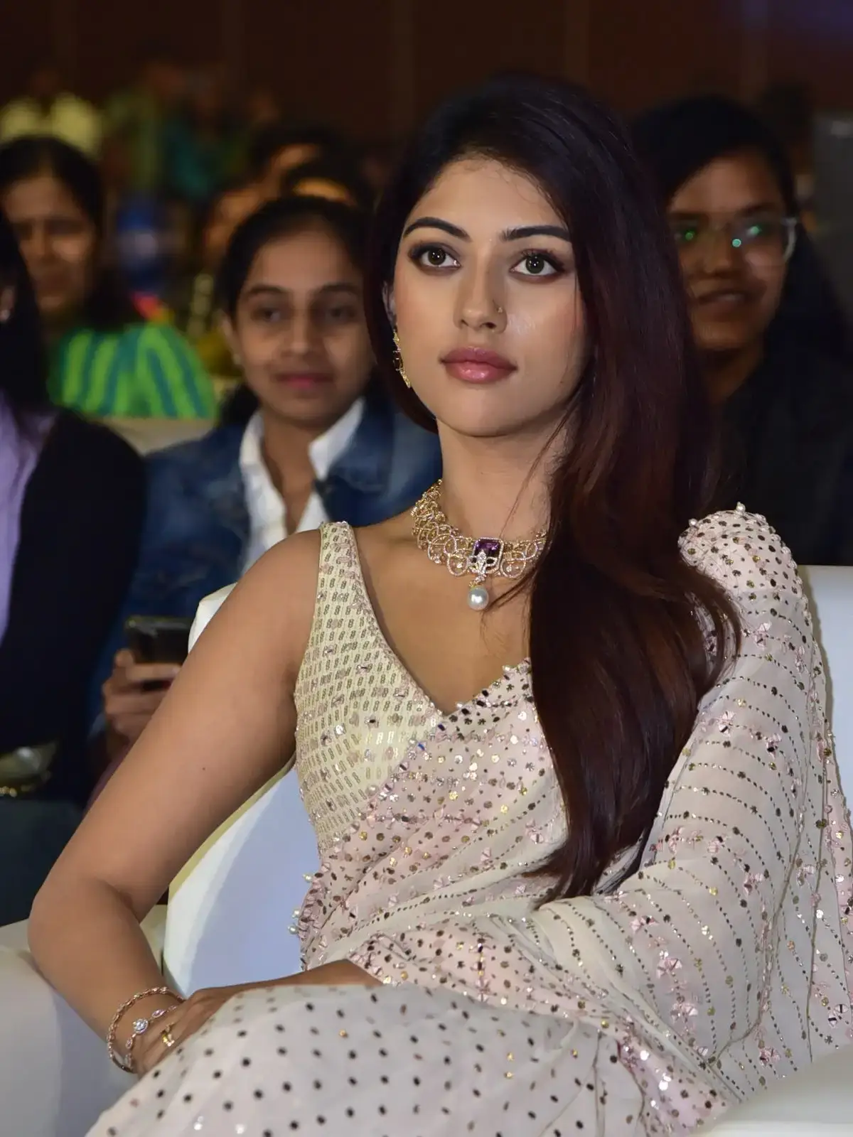 ANU EMMANUEL IN BEAUTIFUL WHITE SAREE SLEEVELESS BLOUSE 2